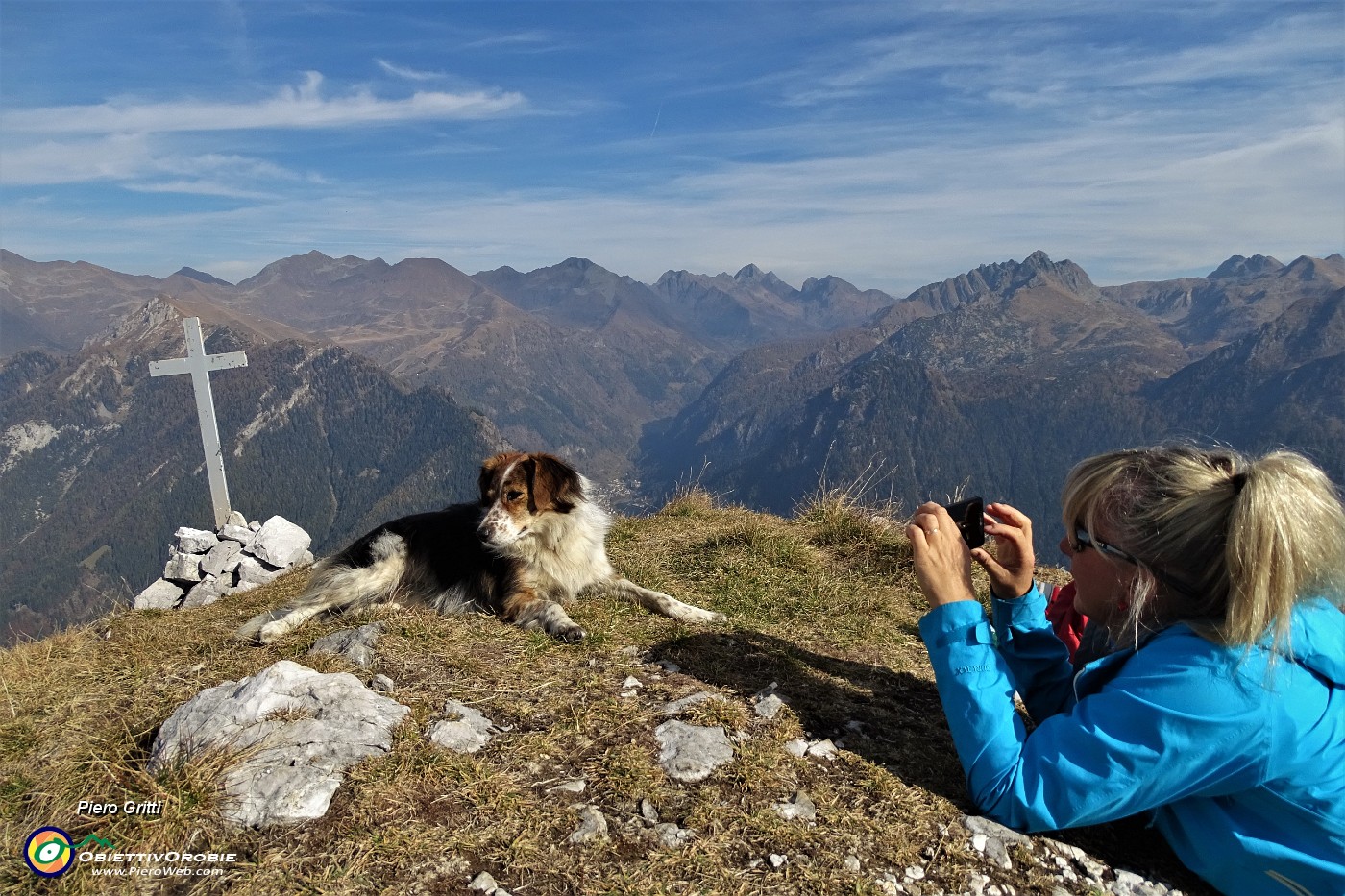 63 Alla croce di vetta del Pizzo Badile (2044 m).JPG